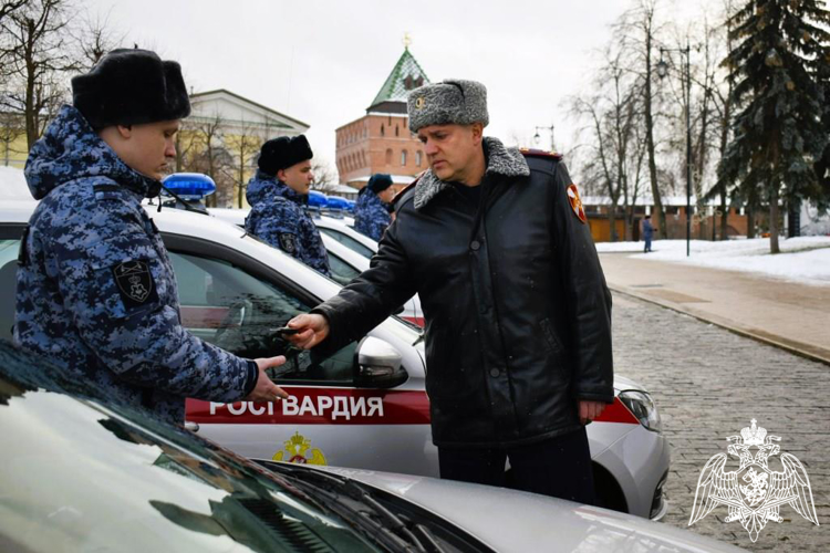 Сотрудникам Росгвардии вручили ключи от новых служебных автомобилей в Нижнем Новгороде