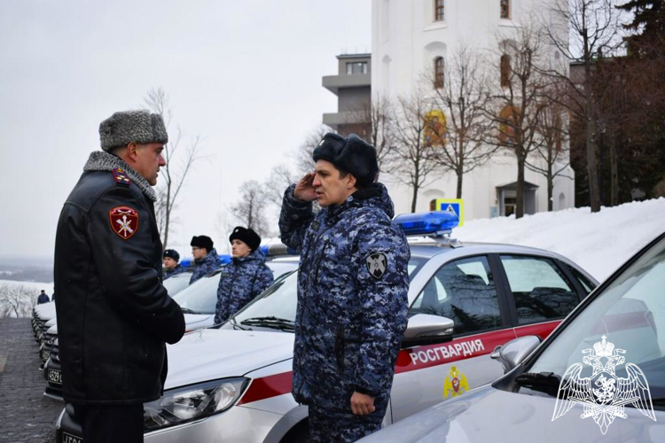 Сотрудникам Росгвардии вручили ключи от новых служебных автомобилей в Нижнем Новгороде