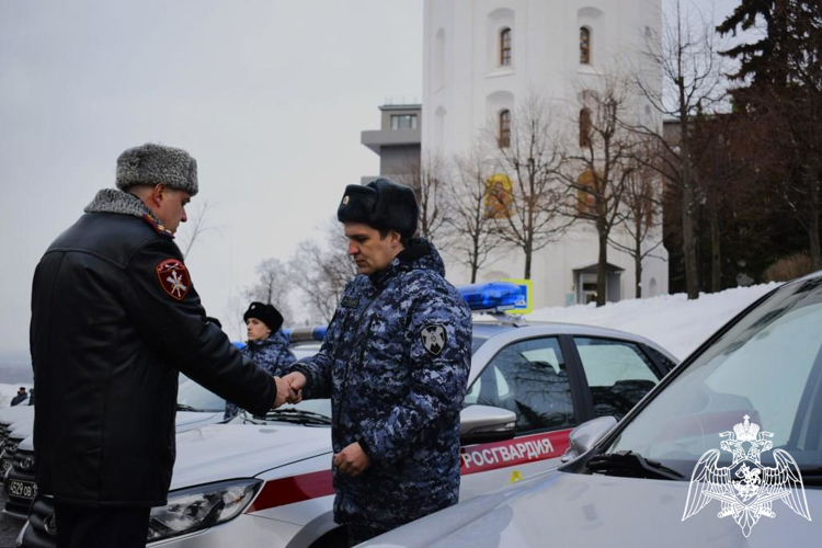 Сотрудникам Росгвардии вручили ключи от новых служебных автомобилей в Нижнем Новгороде