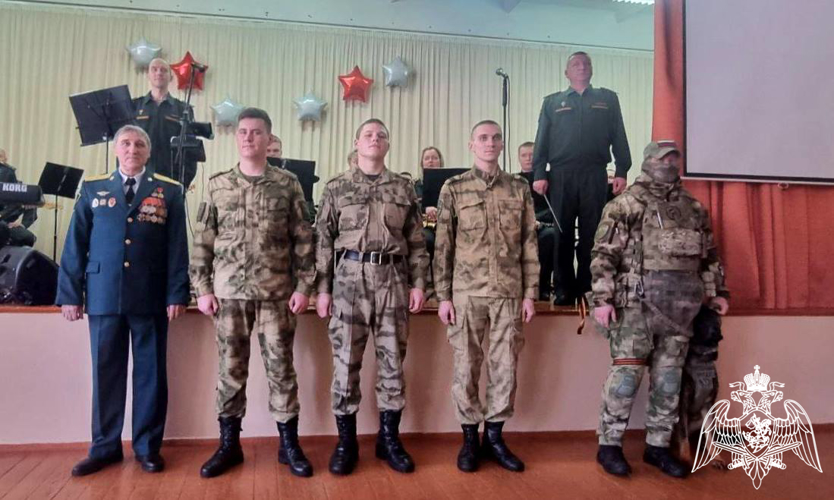 Военнослужащие Дзержинского полка Росгвардии провели встречу с учащимся школы №18 города Дзержинска