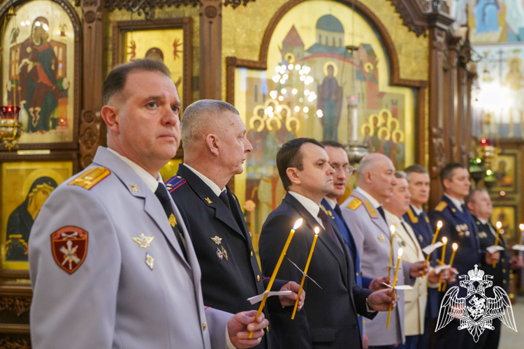 Командующий Приволжским округом Росгвардии и начальник регионального Управления ведомства приняли участие в молебне в Александро-Невском кафедральном соборе Нижнего Новгорода