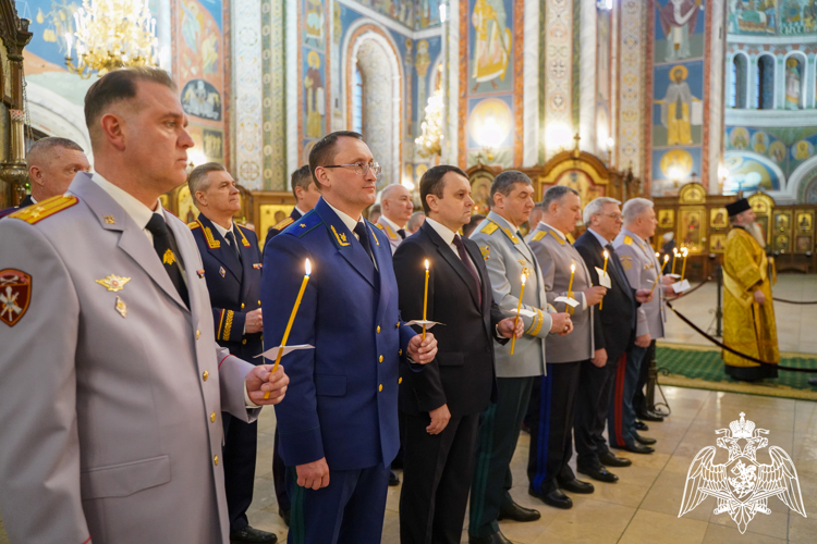 Командующий Приволжским округом Росгвардии и начальник регионального Управления ведомства приняли участие в молебне в Александро-Невском кафедральном соборе Нижнего Новгорода