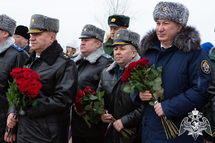 Командующий Приволжским округом Росгвардии и начальник регионального Управления ведомства возложили цветы к мемориалу «Вечный огонь» в Нижнем Новгороде (фото, видео)