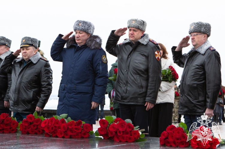 Командующий Приволжским округом Росгвардии и начальник регионального Управления ведомства возложили цветы к мемориалу «Вечный огонь» в Нижнем Новгороде (фото, видео)