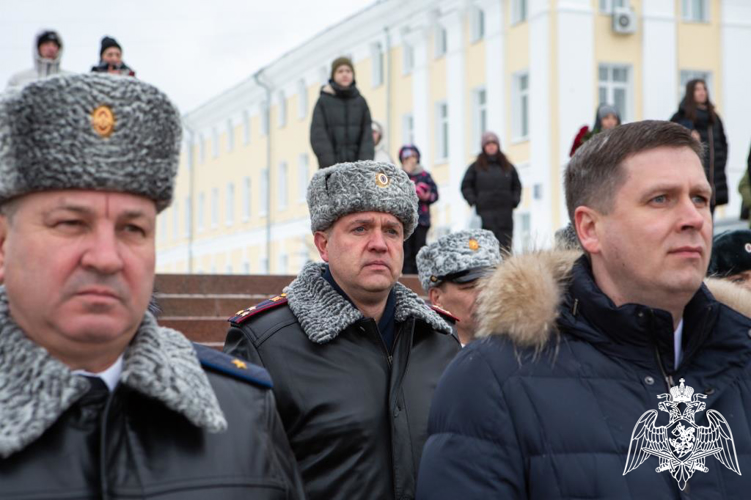 Командующий Приволжским округом Росгвардии и начальник регионального Управления ведомства возложили цветы к мемориалу «Вечный огонь» в Нижнем Новгороде (фото, видео)