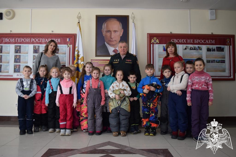 В Нижнем Новгороде в музее Приволжского округа ВНГ РФ прошла экскурсия для подрастающего поколения