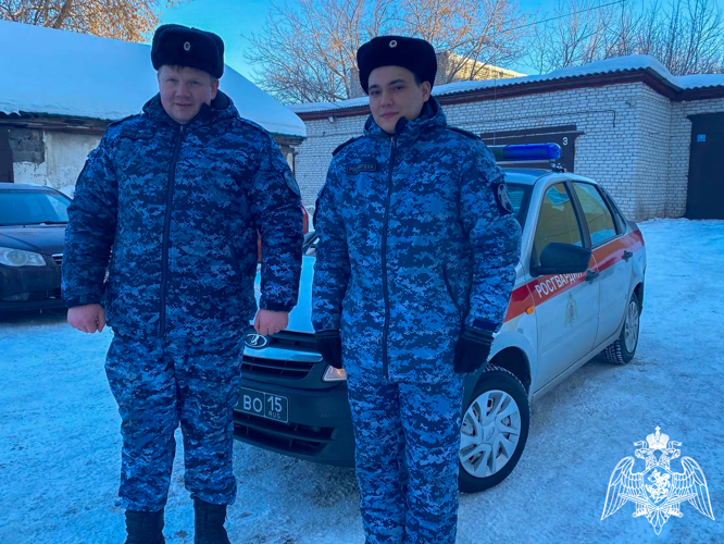 В Нижегородской области росгвардейцы спасли от гибели в мороз краснокнижную птицу (видео)