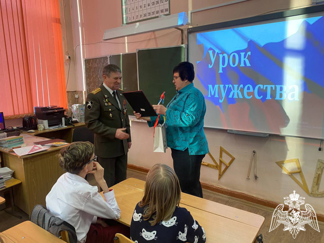 Военнослужащие и ветераны Росгвардии провели уроки мужества в школах Дзержинска