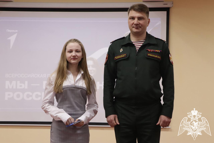 В дзержинском полку Росгвардии победителям и призерам региональных и федеральных проектов вручили паспорта
