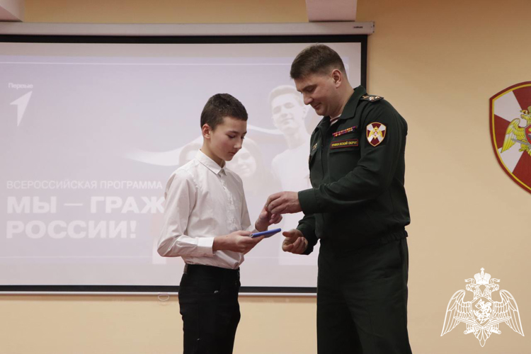 В дзержинском полку Росгвардии победителям и призерам региональных и федеральных проектов вручили паспорта