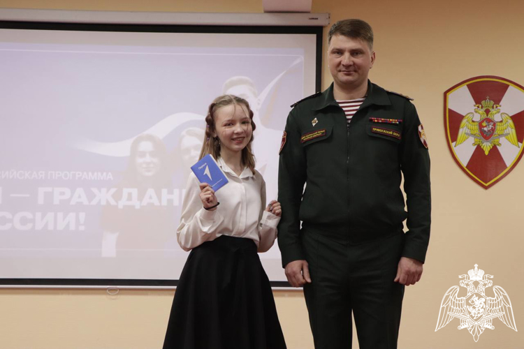 В дзержинском полку Росгвардии победителям и призерам региональных и федеральных проектов вручили паспорта