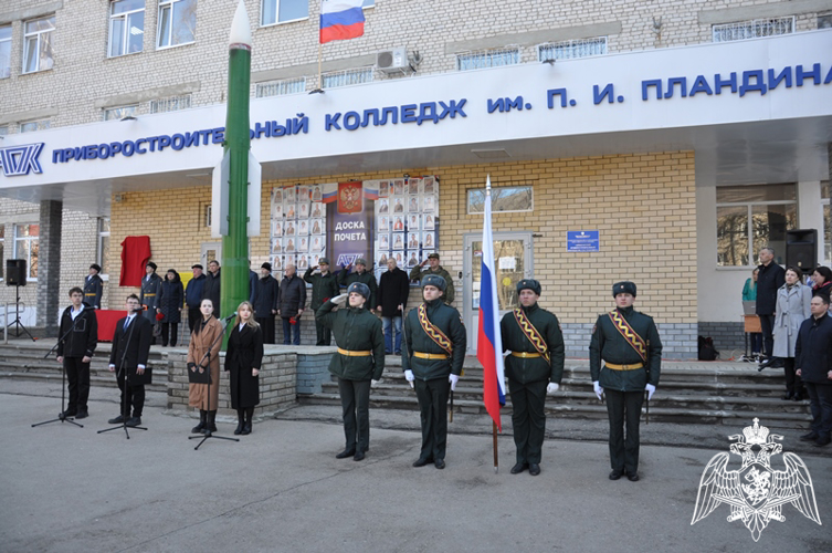 Мемориальную доску погибшему военнослужащему Росгвардии открыли в Арзамасе Нижегородской области