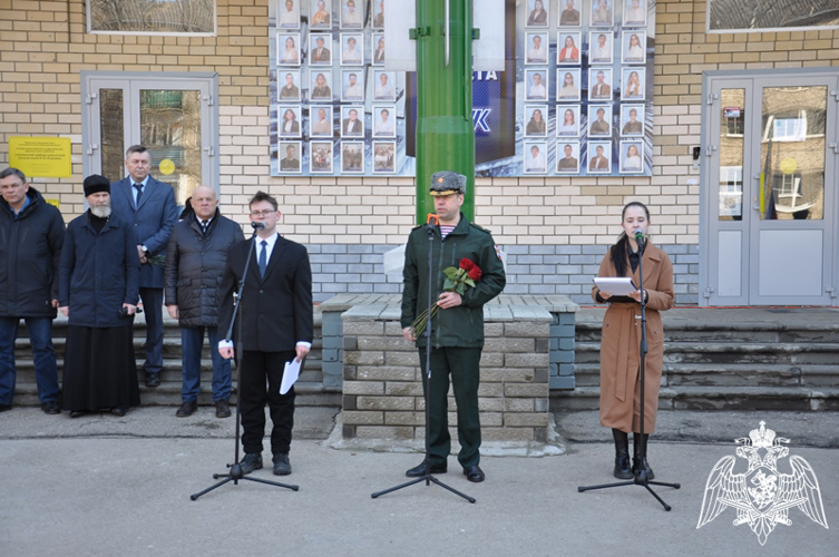 Мемориальную доску погибшему военнослужащему Росгвардии открыли в Арзамасе Нижегородской области