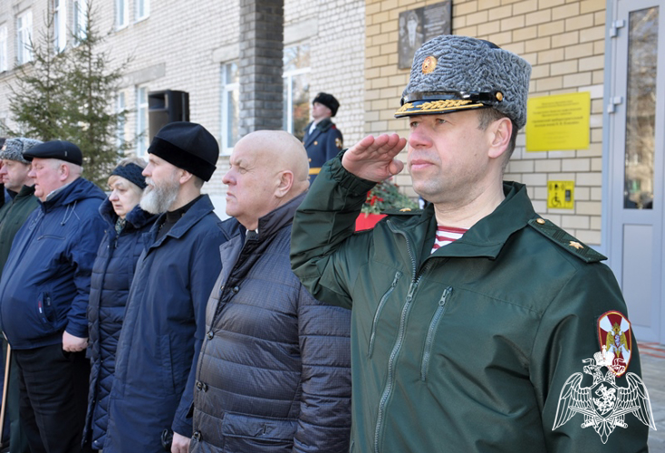 Мемориальную доску погибшему военнослужащему Росгвардии открыли в Арзамасе Нижегородской области
