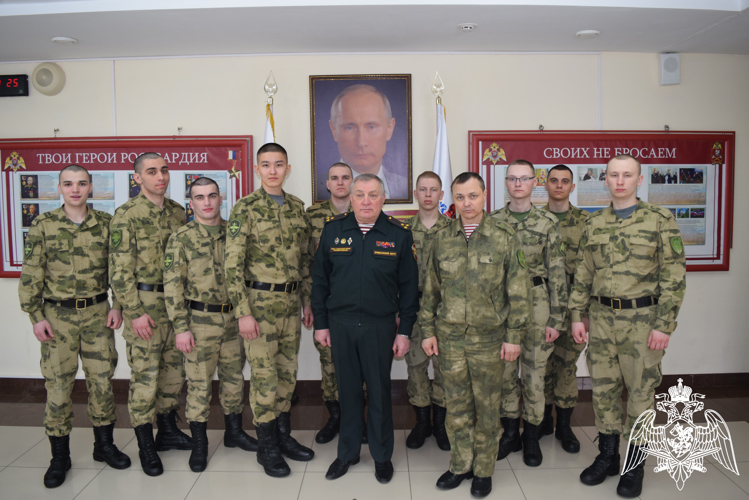 В рамках акции «Дни Росгвардии» для военнослужащих по призыву смешанного авиационного полка Росгвардии провели экскурсию