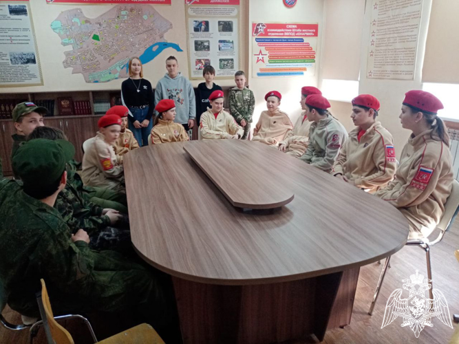 Военнослужащие Дзержинского полка Росгвардии провели круглый стол для воспитанников молодежного центра "Спутник"