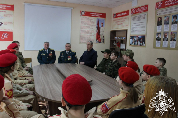 Военнослужащие Дзержинского полка Росгвардии провели круглый стол для воспитанников молодежного центра "Спутник"