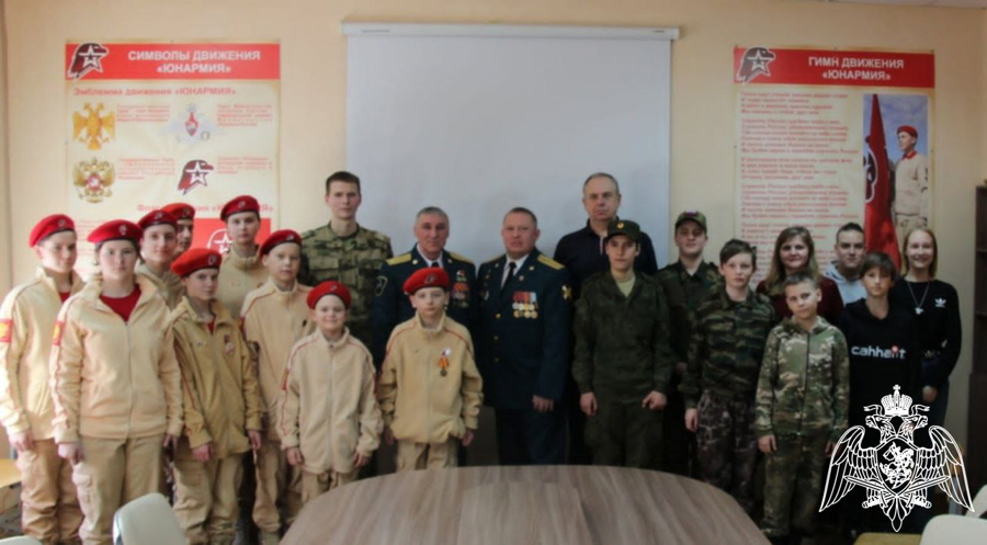 Военнослужащие Дзержинского полка Росгвардии провели круглый стол для воспитанников молодежного центра "Спутник"