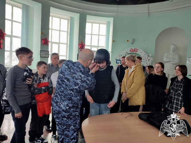 Офицеры Управления Росгвардии по Нижегородской области провели профориентационную встречу на базе Детской железной дороги