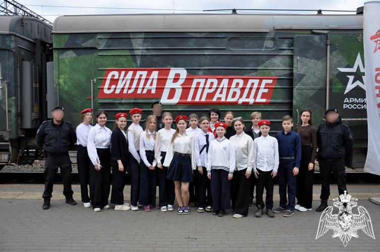Бойцы спецназа «Ястреб» провели классный час «Разговоры о важном» для школьников во время посещения поезда «Сила в правде»