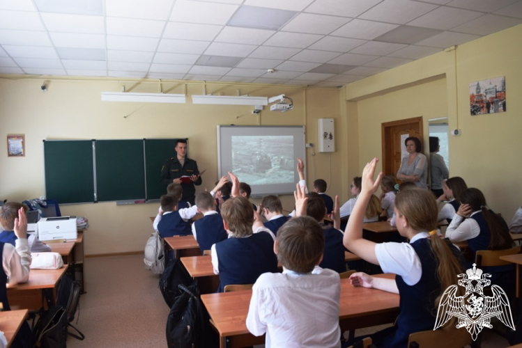 В Нижнем Новгороде росгвардеец провел посвященный годовщине катастрофы на Чернобыльской АЭС урок Мужества