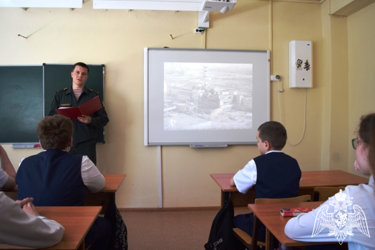 В Нижнем Новгороде росгвардеец провел посвященный годовщине катастрофы на Чернобыльской АЭС урок Мужества