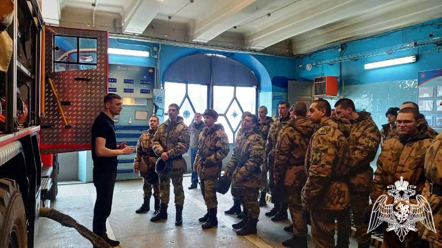 Военнослужащие дзержинского полка Росгвардии посетили экскурсию в пожарно-спасательной части