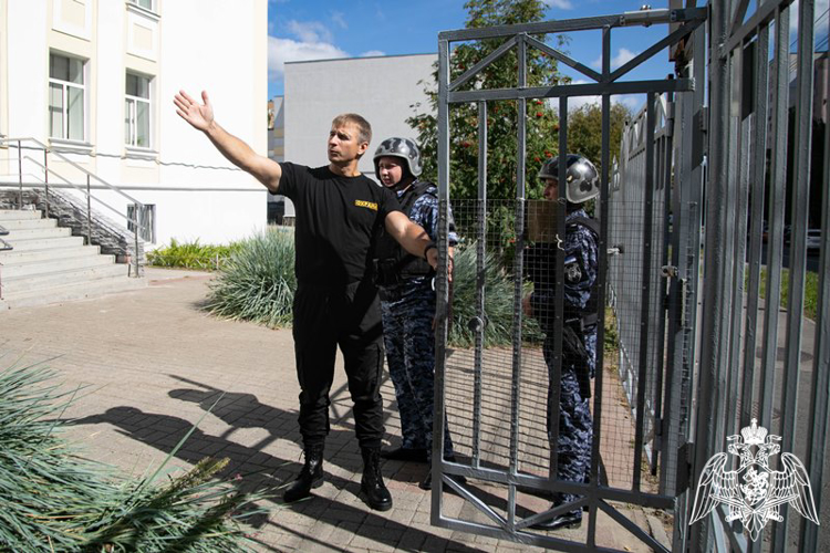 В Нижнем Новгороде сотрудники Росгвардии приняли участие в учениях на территориях школ