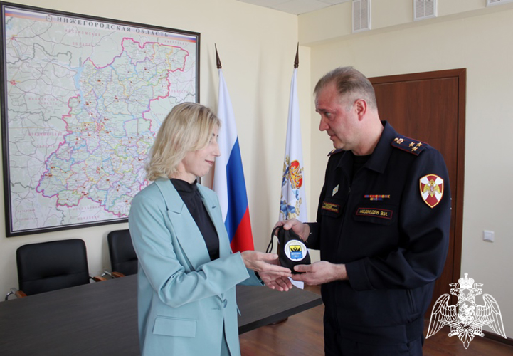 Полковник полиции Вадим Медведев передал родственникам кисет с землей с места захоронения нижегородского бойца
