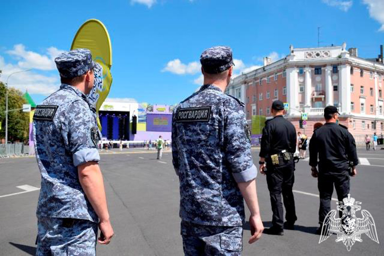 Сотрудники Росгвардии обеспечили безопасность граждан в День молодёжи в Нижнем Новгороде