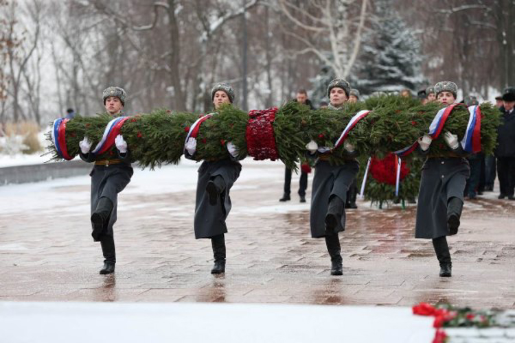 В День Героев Отечества командующий Приволжским округом Росгвардии возложили цветы к мемориалу «Вечный огонь» в Нижегородском кремле