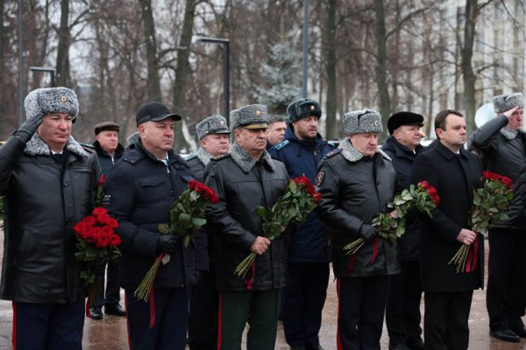В День Героев Отечества командующий Приволжским округом Росгвардии возложили цветы к мемориалу «Вечный огонь» в Нижегородском кремле