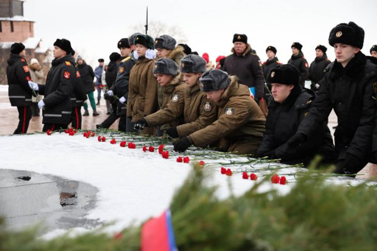 В День Героев Отечества командующий Приволжским округом Росгвардии возложили цветы к мемориалу «Вечный огонь» в Нижегородском кремле