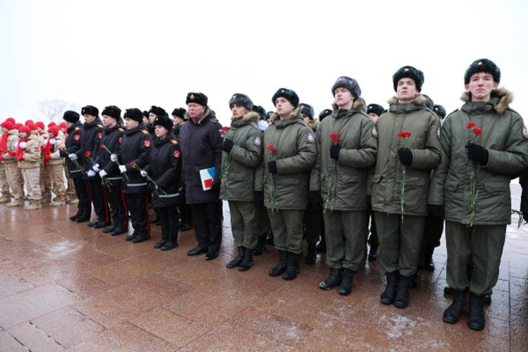 В День Героев Отечества командующий Приволжским округом Росгвардии возложили цветы к мемориалу «Вечный огонь» в Нижегородском кремле