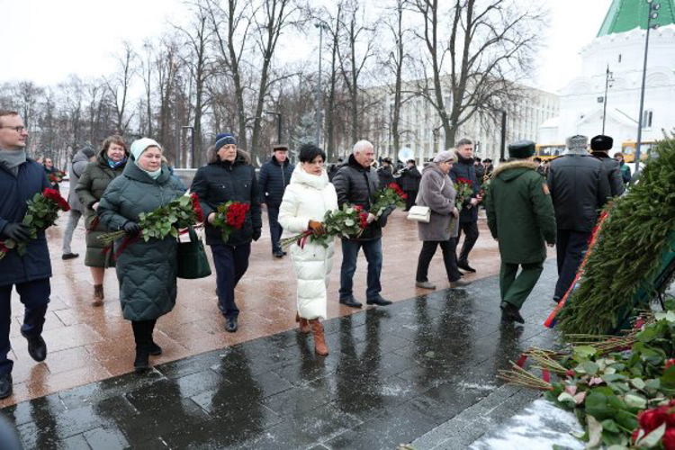 В День Героев Отечества командующий Приволжским округом Росгвардии возложили цветы к мемориалу «Вечный огонь» в Нижегородском кремле