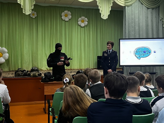 Офицеры Управления Росгвардии по Нижегородской области провели классную встречу для учащихся Школы № 89