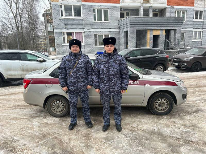 В Нижнем Новгороде сотрудники вневедомственной охраны оказали помощь пострадавшей в ДТП женщине