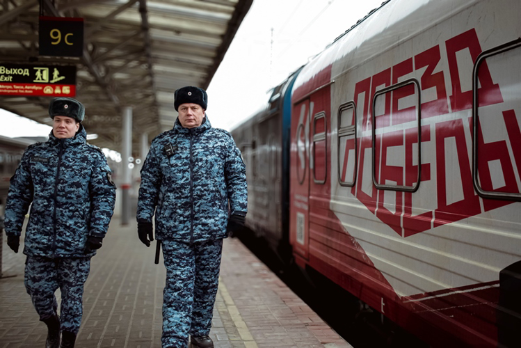 Сотрудники Росгвардии обеспечивают безопасность прибывшего в Приволжскую столицу «Поезда Победы»