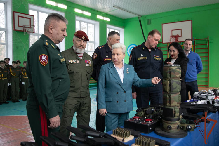Командующий Приволжским округом Росгвардии поздравил воспитанниц кадетского класса в Нижнем Новгороде с Международным женским днем (видео)