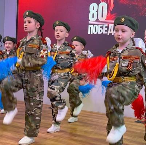 В Нижнем Новгороде юные кадеты «Гвардейской смены» Росгвардии поздравили ветеранов с наступающим праздником