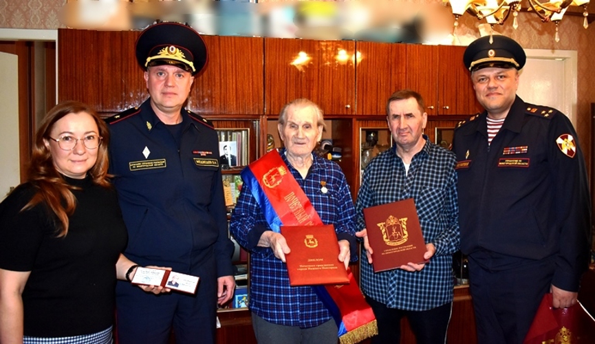 Генерал-майор полиции Вадим Медведев вручил нагрудный знак «Почётный гражданин города Нижнего Новгорода» ветерану Великой Отечественной войны 