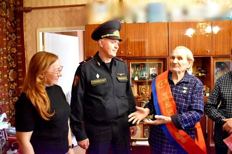 Генерал-майор полиции Вадим Медведев вручил нагрудный знак «Почётный гражданин города Нижнего Новгорода» ветерану Великой Отечественной войны 