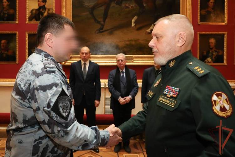 В Государственном Эрмитаже заместитель директора Росгвардии вручил госнаграды росгвардейцам-участникам СВО