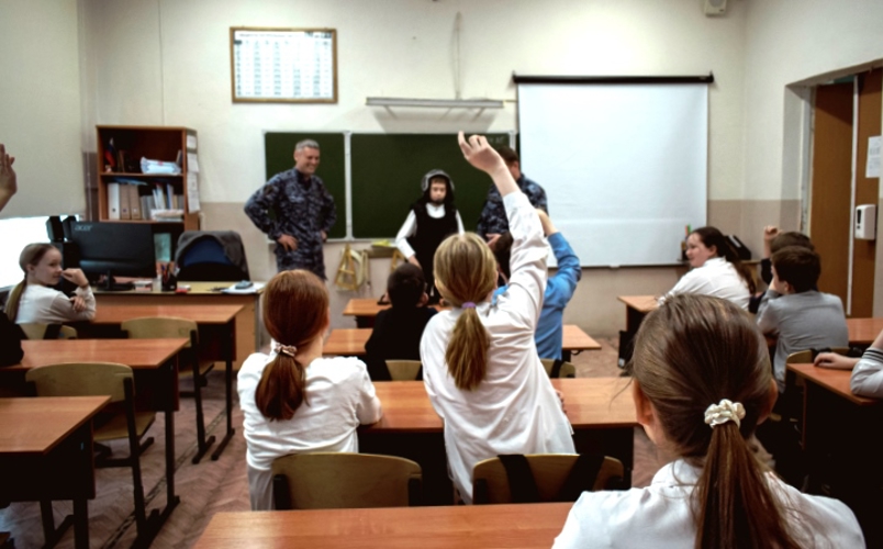 В Нижнем Новгороде сотрудники Росгвардии провели урок безопасности для школьников в преддверии 80-летия Победы в Великой Отечественной войне