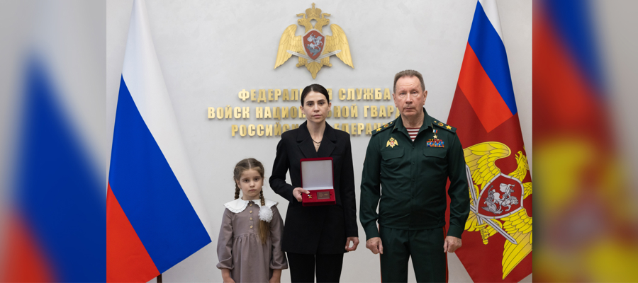 Директор Росгвардии передал медаль «Золотая Звезда» родственникам Героя России Алексея Осипова