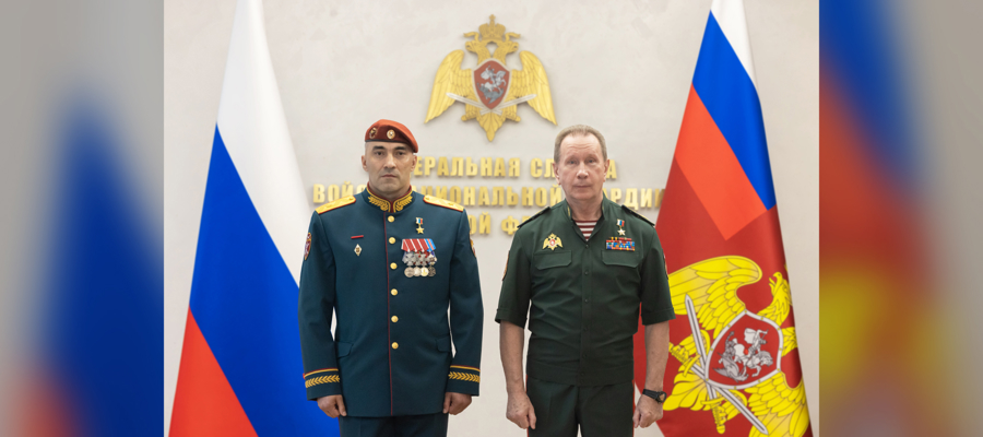 Директор Росгвардии Герой России генерал армии Виктор Золотов вручил медаль «Золотая Звезда» командиру «стальной» бригады ведомства генерал-майору Руслану Гарифуллину 