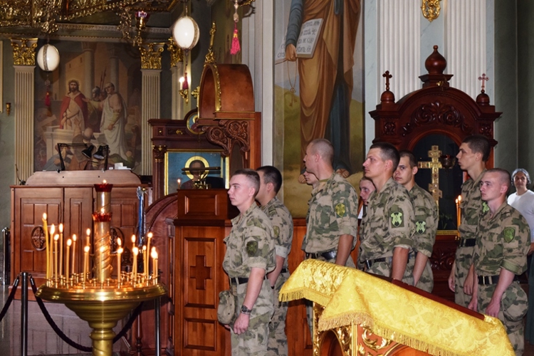 Военнослужащие батальон охраны и обеспечения Приволжского ордена Жукова округа Росгвардии приняли участие в торжественном богослужении в честь князя Владимира в Нижнем Новгороде