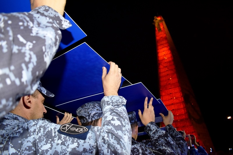 В Нижнем Новгороде росгвардейцы приняли участие в праздничных мероприятиях посвященные Дню Государственного флага Российской Федерации