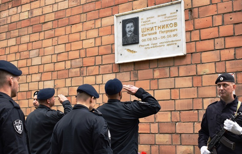 Сотрудники Росгвардии почтили память Героя России Евгения Шнитникова в Нижнем Новгороде