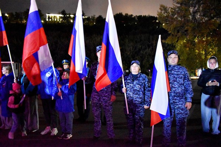 В Нижнем Новгороде росгвардейцы приняли участие в праздничных мероприятиях посвященные Дню Государственного флага Российской Федерации